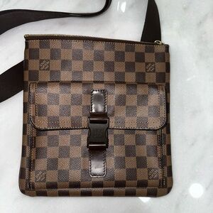 Louie Vuitton Pochette Melville Damier